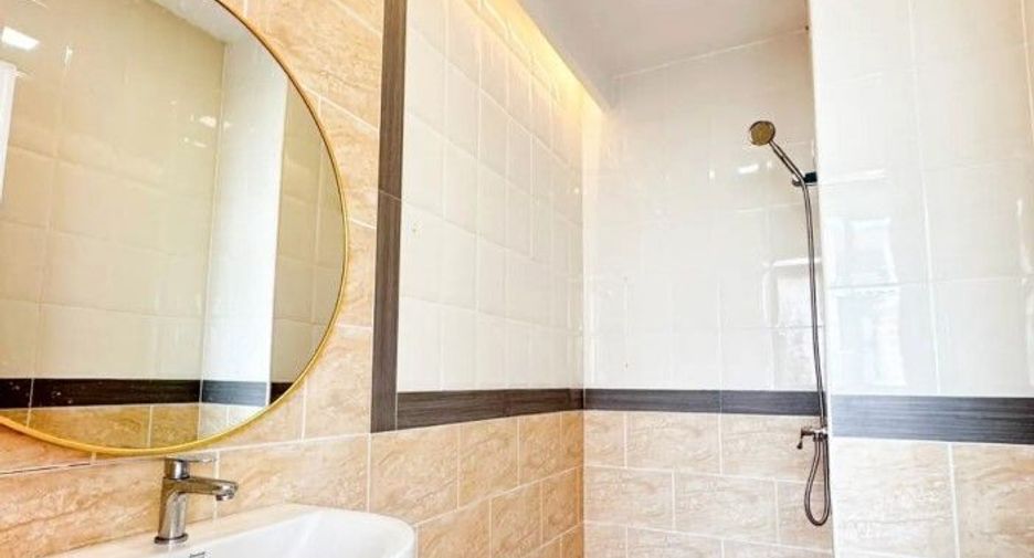 For sale 4 bedrooms townhouse in Mueang Samut Prakan, Samut Prakan