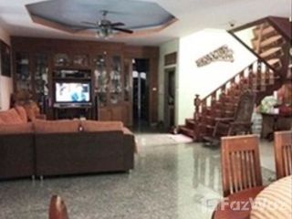 Haus zum Kauf mit 7 Zimmer in Phra Khanong, Bangkok