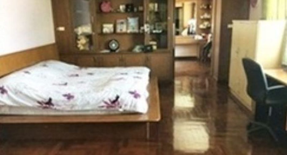 Haus zum Kauf mit 7 Zimmer in Phra Khanong, Bangkok