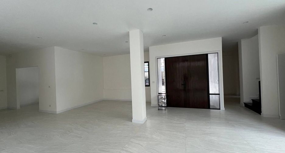 For sale 5 bedrooms house in Yan Nawa, Bangkok
