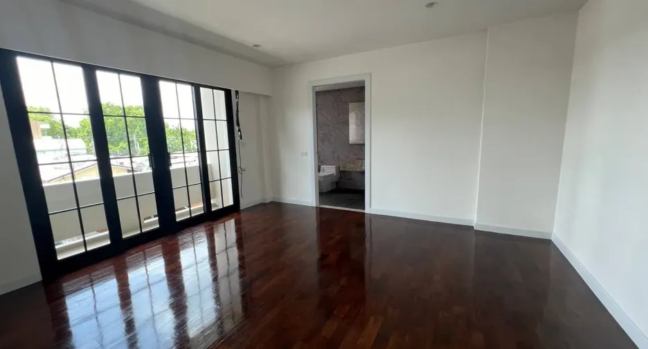 For sale 5 bedrooms house in Yan Nawa, Bangkok