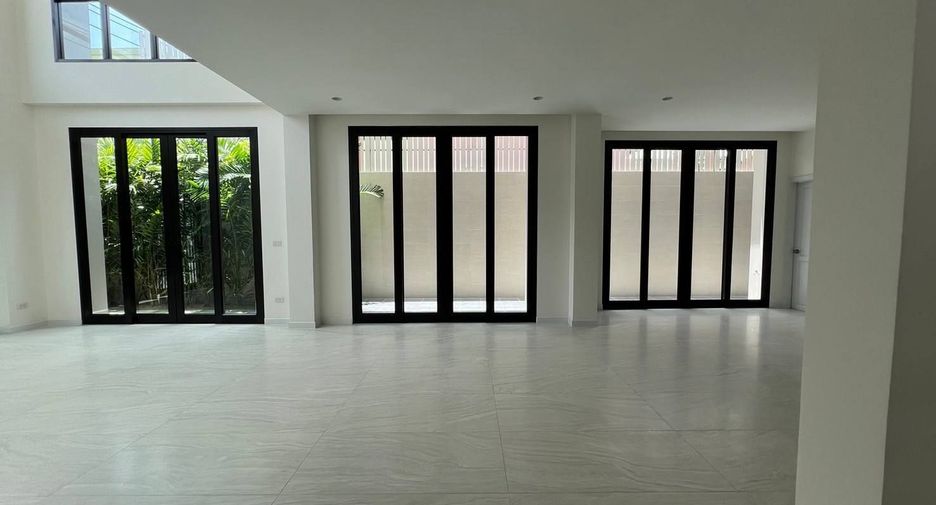 For sale 5 bedrooms house in Yan Nawa, Bangkok