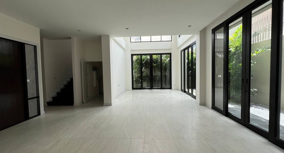 For sale 5 bedrooms house in Yan Nawa, Bangkok