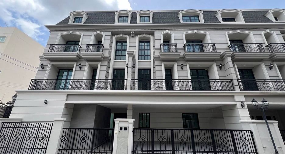 For sale 5 bedrooms house in Yan Nawa, Bangkok