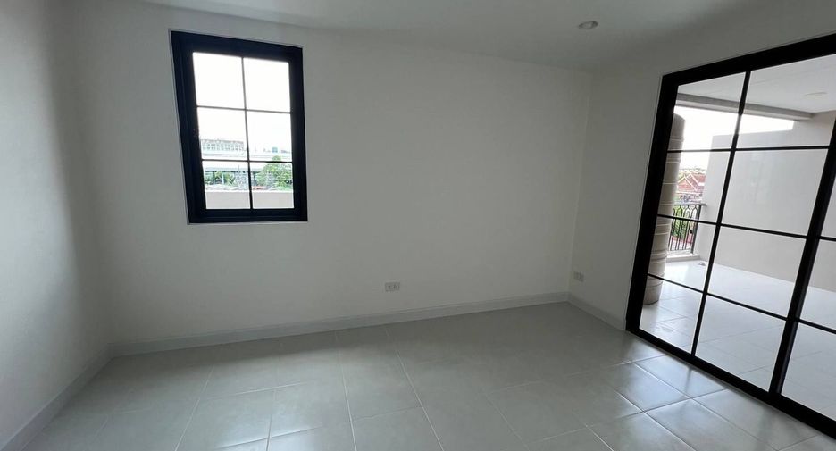 For sale 5 bedrooms house in Yan Nawa, Bangkok