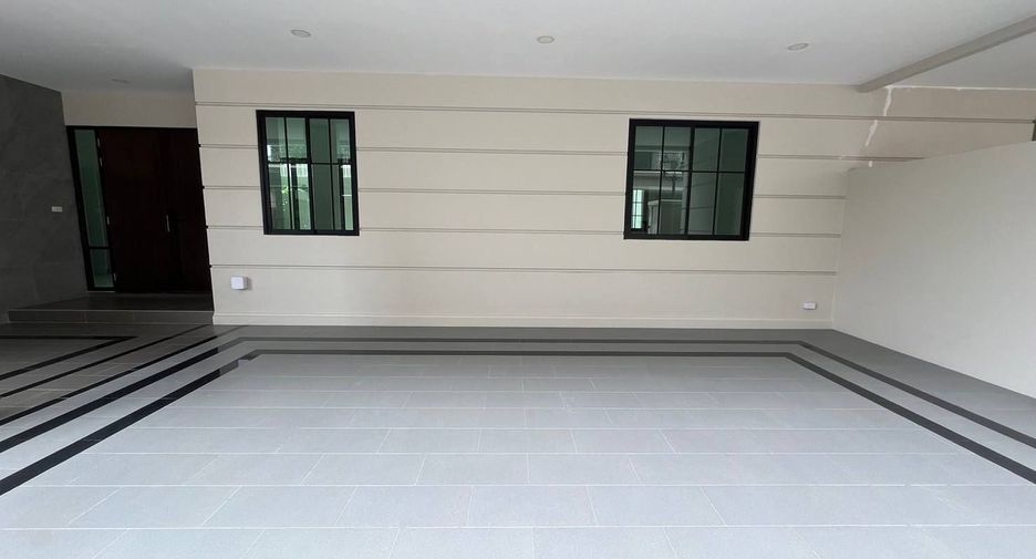 For sale 5 bedrooms house in Yan Nawa, Bangkok