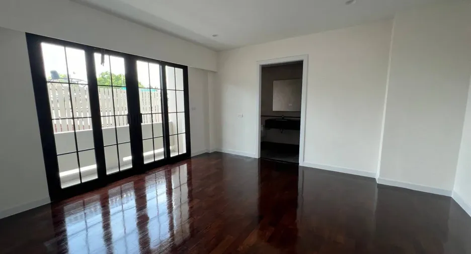 For sale 5 bedrooms house in Yan Nawa, Bangkok