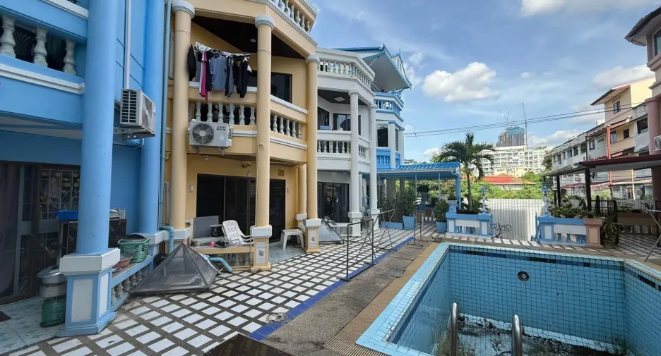 For sale 4 bedrooms townhouse in Bang Lamung, Chonburi
