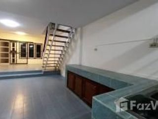Casa adosada en venta de 4 habitaciones en Lat Phrao, Bangkok