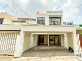 出售 4 卧室 联排别墅 在 Watthana, 曼谷