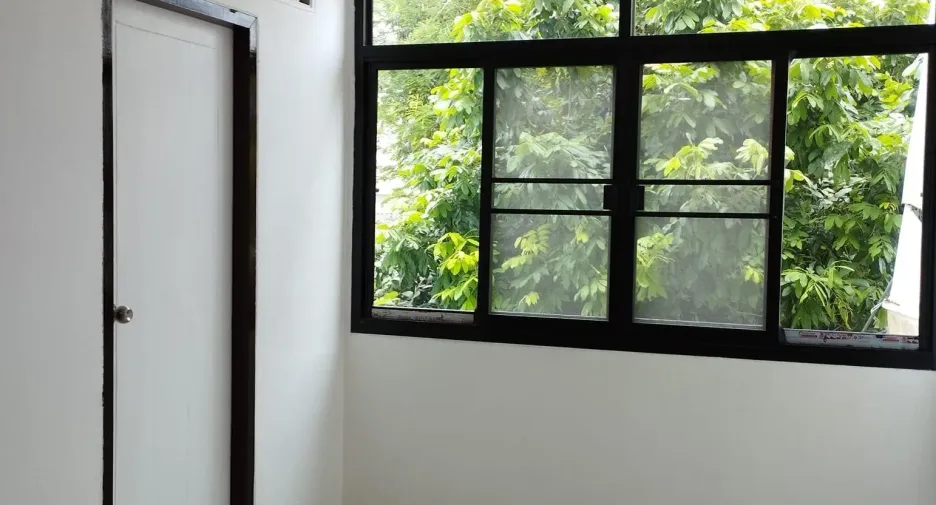 Casa adosada en venta de 2 habitaciones en Huai Khwang, Bangkok