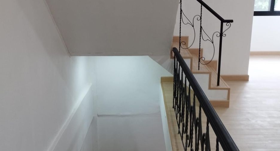 Casa adosada en venta de 2 habitaciones en Huai Khwang, Bangkok