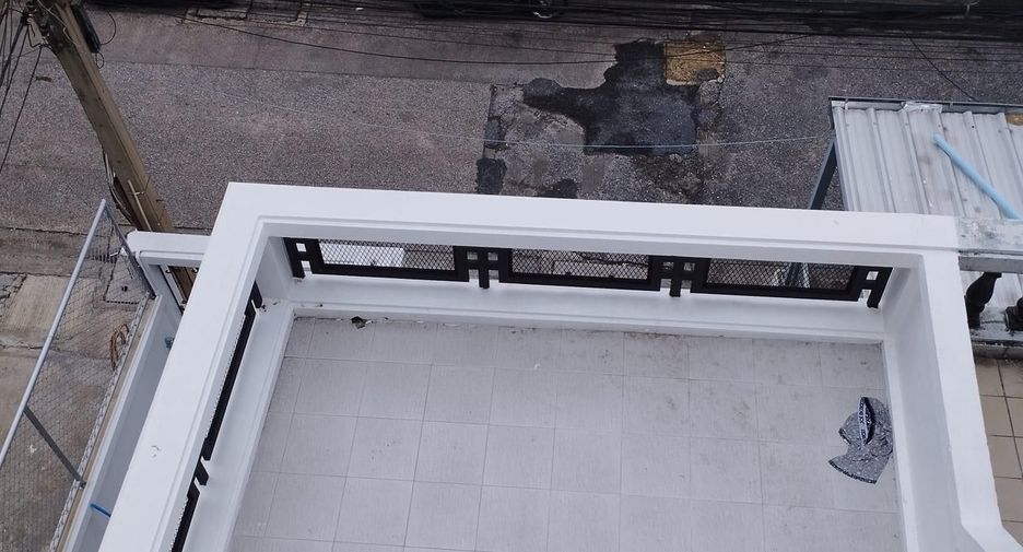 Casa adosada en venta de 2 habitaciones en Huai Khwang, Bangkok