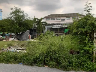 出售 土地 在 Phra Khanong, 曼谷