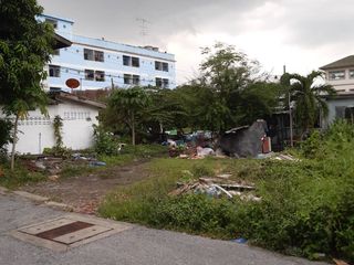 出售 土地 在 Phra Khanong, 曼谷