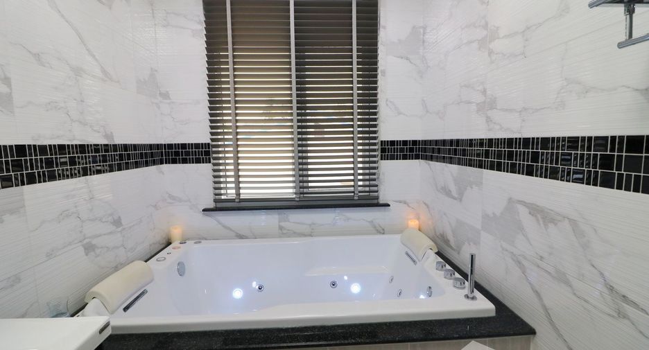 For sale 4 bedrooms house in Mueang Udon Thani, Udon Thani