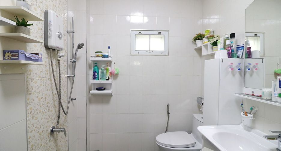 For sale 4 bedrooms house in Mueang Udon Thani, Udon Thani