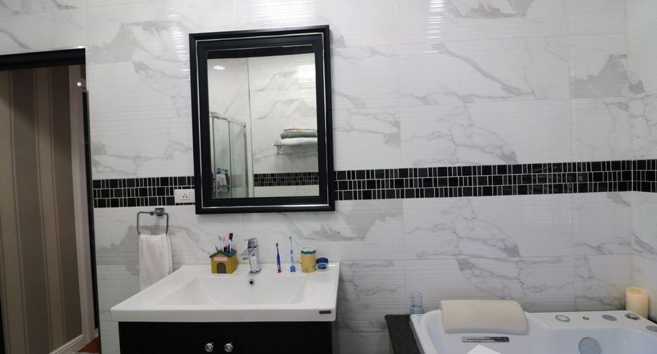 For sale 4 bedrooms house in Mueang Udon Thani, Udon Thani