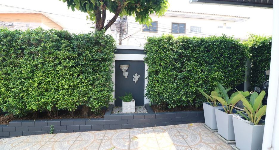 For sale 4 bedrooms house in Mueang Udon Thani, Udon Thani