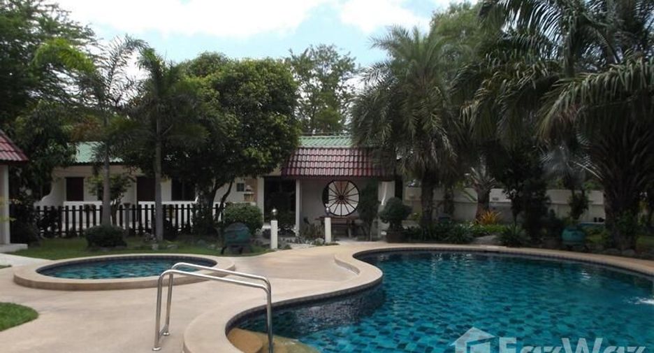 For sale 13 bedrooms hotel in Prasat, Surin