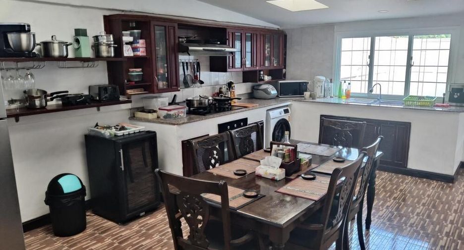 For sale 13 bedrooms hotel in Prasat, Surin