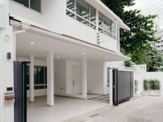 For sale 4 bedrooms townhouse in Watthana, Bangkok