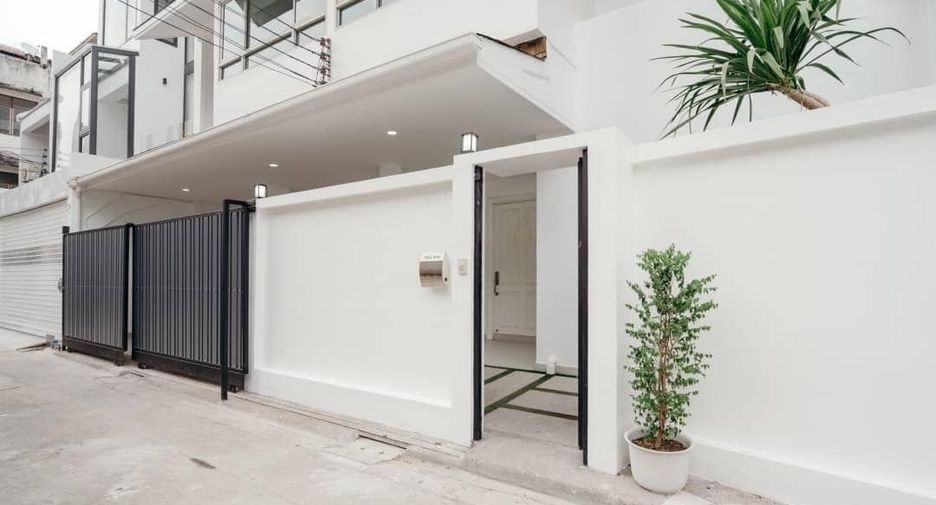 Reihenhaus zum Kauf mit 4 Zimmer in Watthana, Bangkok