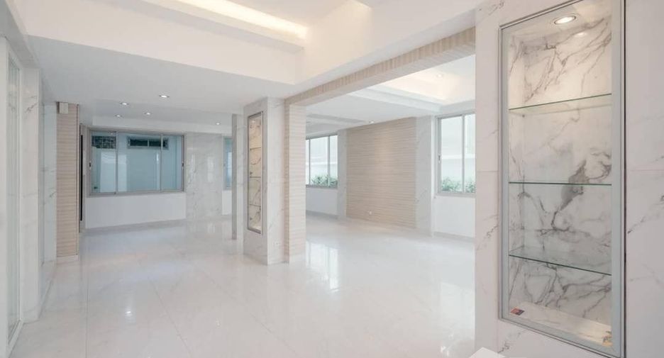 Reihenhaus zum Kauf mit 4 Zimmer in Watthana, Bangkok