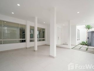 For sale 4 bedrooms townhouse in Watthana, Bangkok