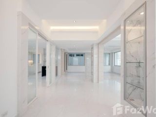 For sale 4 bedrooms townhouse in Watthana, Bangkok