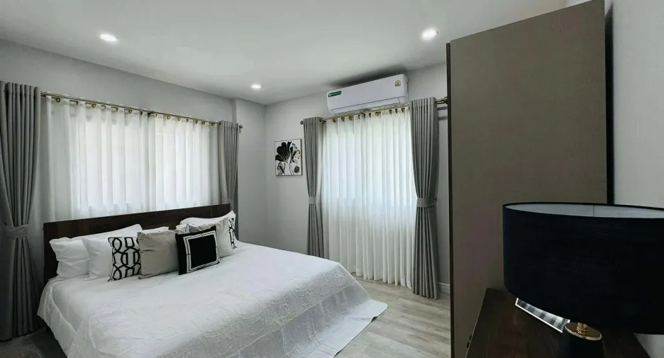For sale 4 bedrooms house in Bang Lamung, Chonburi