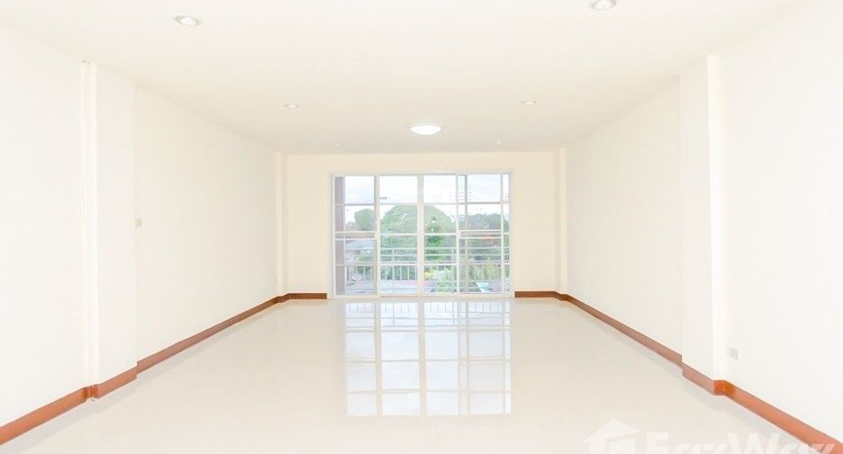For sale 3 bedrooms townhouse in Bang Kapi, Bangkok