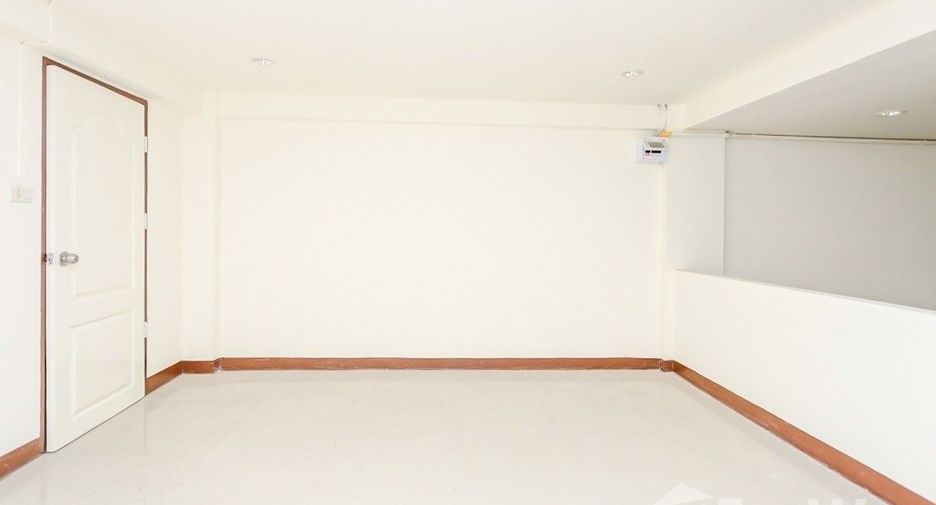 For sale 3 bedrooms townhouse in Bang Kapi, Bangkok