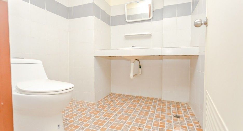 For sale 3 bedrooms townhouse in Bang Kapi, Bangkok