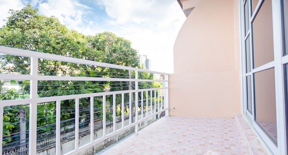For sale 3 bedrooms townhouse in Bang Kapi, Bangkok