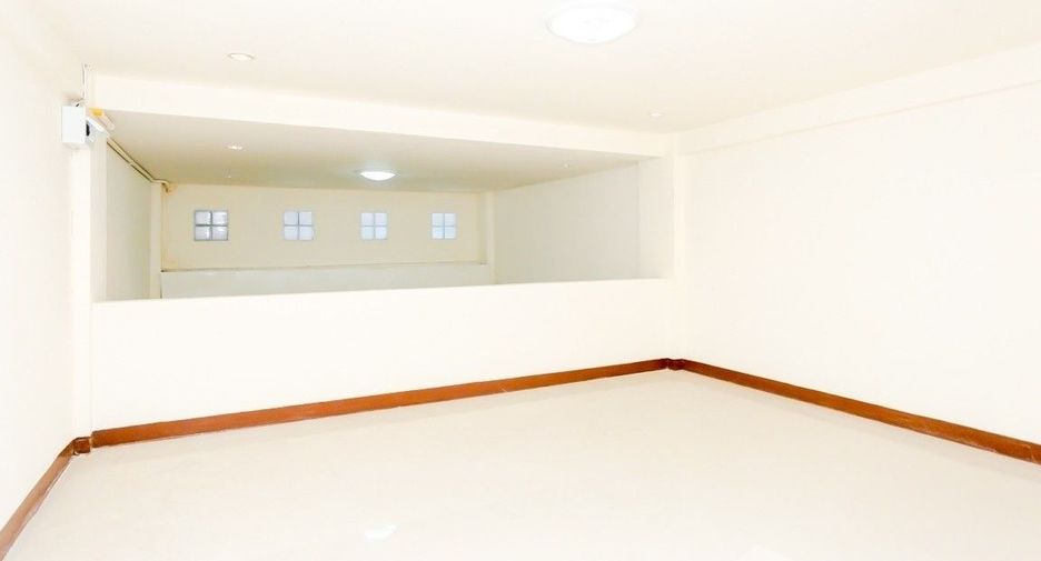 For sale 3 bedrooms townhouse in Bang Kapi, Bangkok