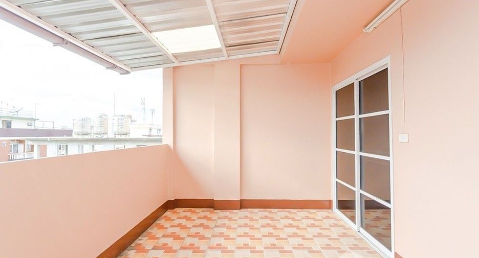 For sale 3 bedrooms townhouse in Bang Kapi, Bangkok