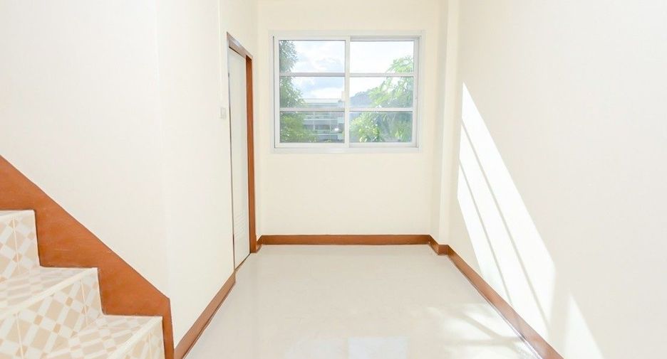 For sale 3 bedrooms townhouse in Bang Kapi, Bangkok