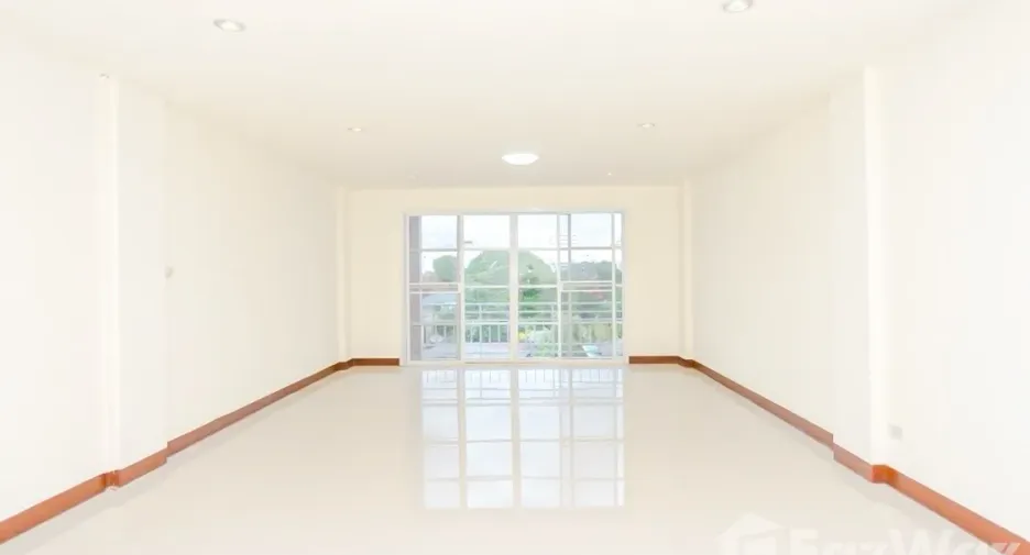For sale 3 bedrooms townhouse in Bang Kapi, Bangkok