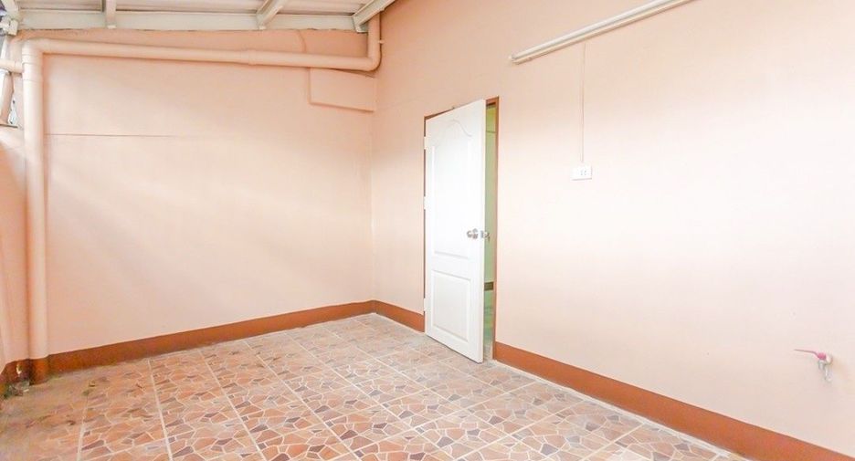 For sale 3 bedrooms townhouse in Bang Kapi, Bangkok