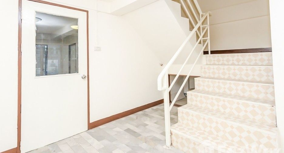For sale 3 bedrooms townhouse in Bang Kapi, Bangkok