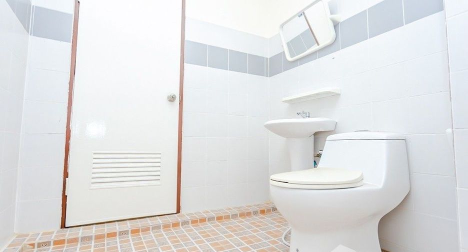 For sale 3 bedrooms townhouse in Bang Kapi, Bangkok