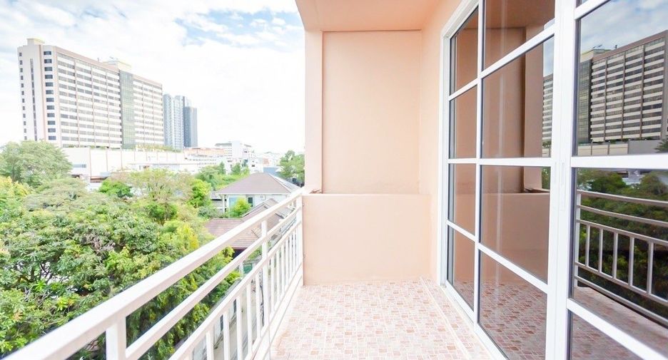 For sale 3 bedrooms townhouse in Bang Kapi, Bangkok