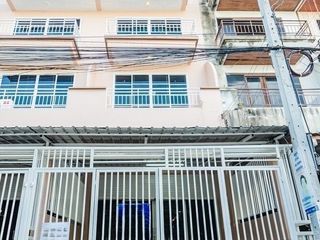 For sale 3 bedrooms townhouse in Bang Kapi, Bangkok