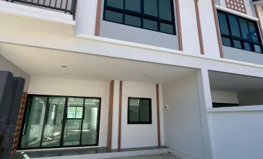 Casa adosada en venta de 3 habitaciones en Bang Lamung, Chonburi