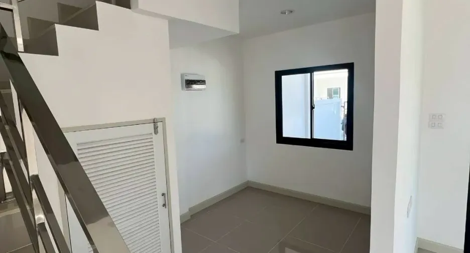 Casa adosada en venta de 3 habitaciones en Bang Lamung, Chonburi
