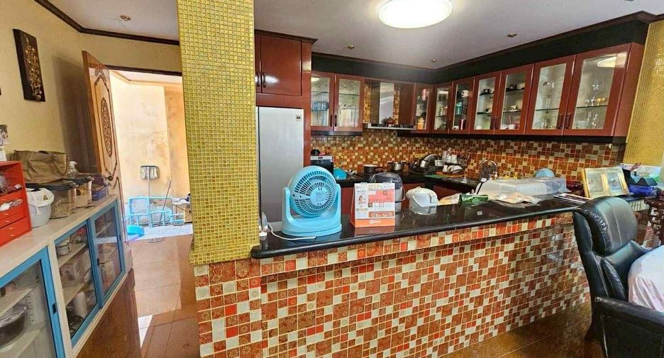 Villa en venta de 5 habitaciones en Bang Lamung, Chonburi