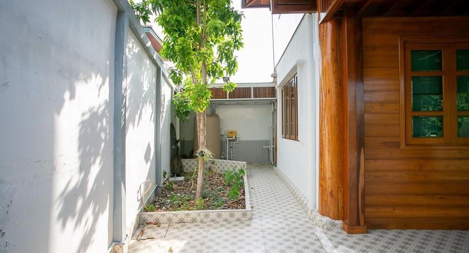 Casa en venta y en alquiler de 3 habitaciones en Huai Khwang, Bangkok