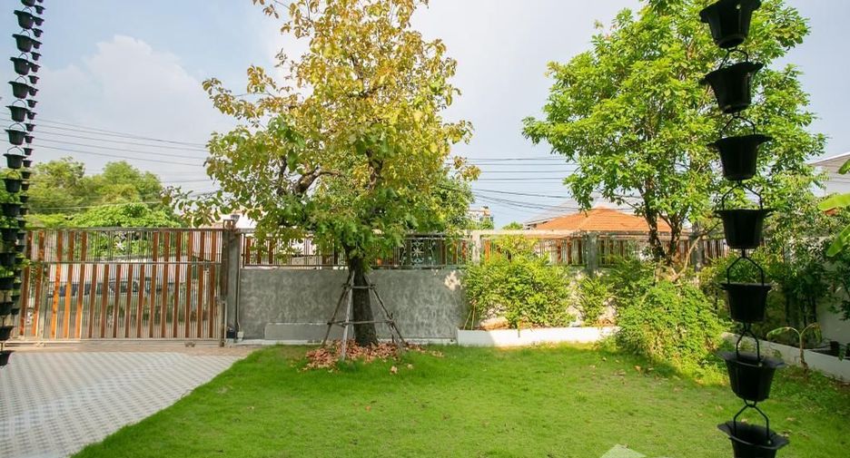 Casa en venta y en alquiler de 3 habitaciones en Huai Khwang, Bangkok