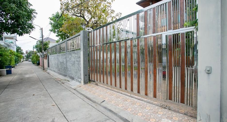 Casa en venta y en alquiler de 3 habitaciones en Huai Khwang, Bangkok